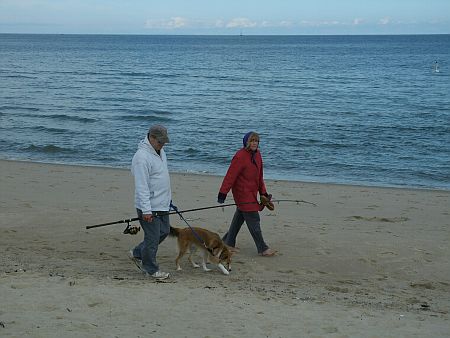 Pár a jejich pes na pláži Scusset